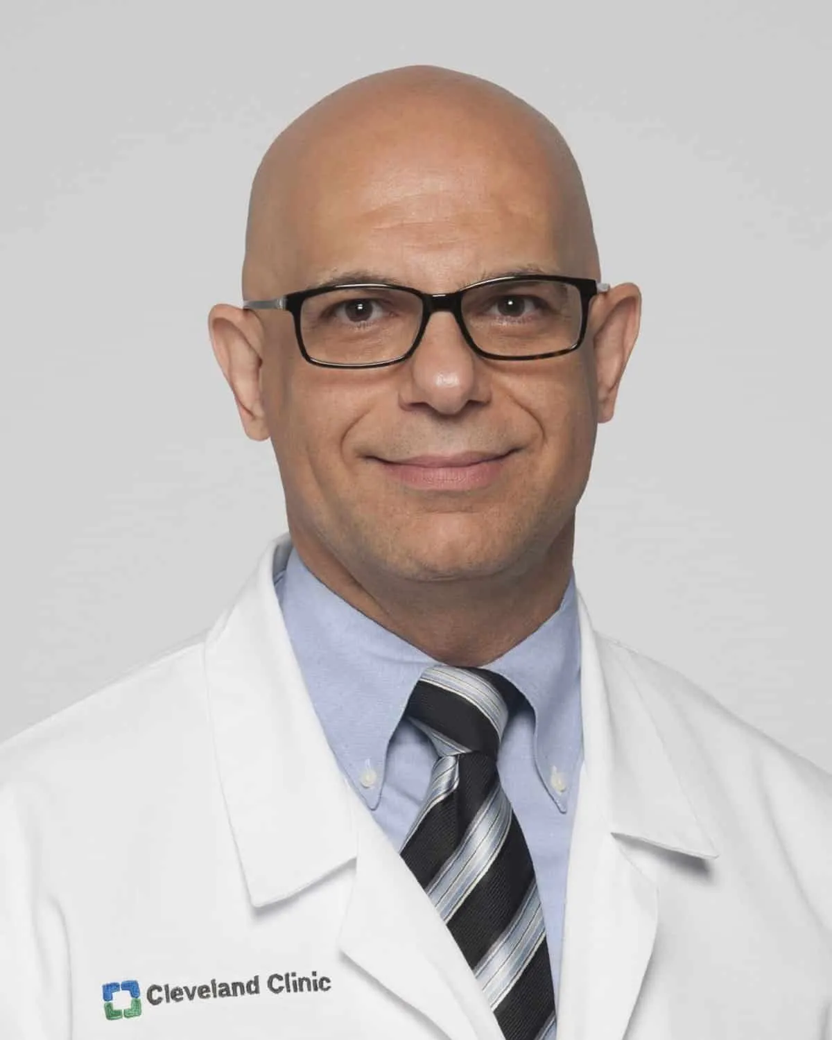 Retrato profesional de un médico con bata blanca y corbata