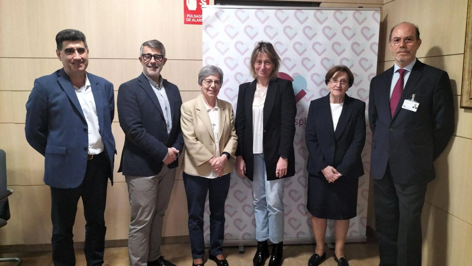 foto de grupo Representantes públicos de la Consejería de Familia, Juventud y Asuntos sociales, así como de entidades locales, acuden al Acto por el 10º aniversario de la Residencia de Discapacidad Intelectual (Arroyomolinos, Madrid).