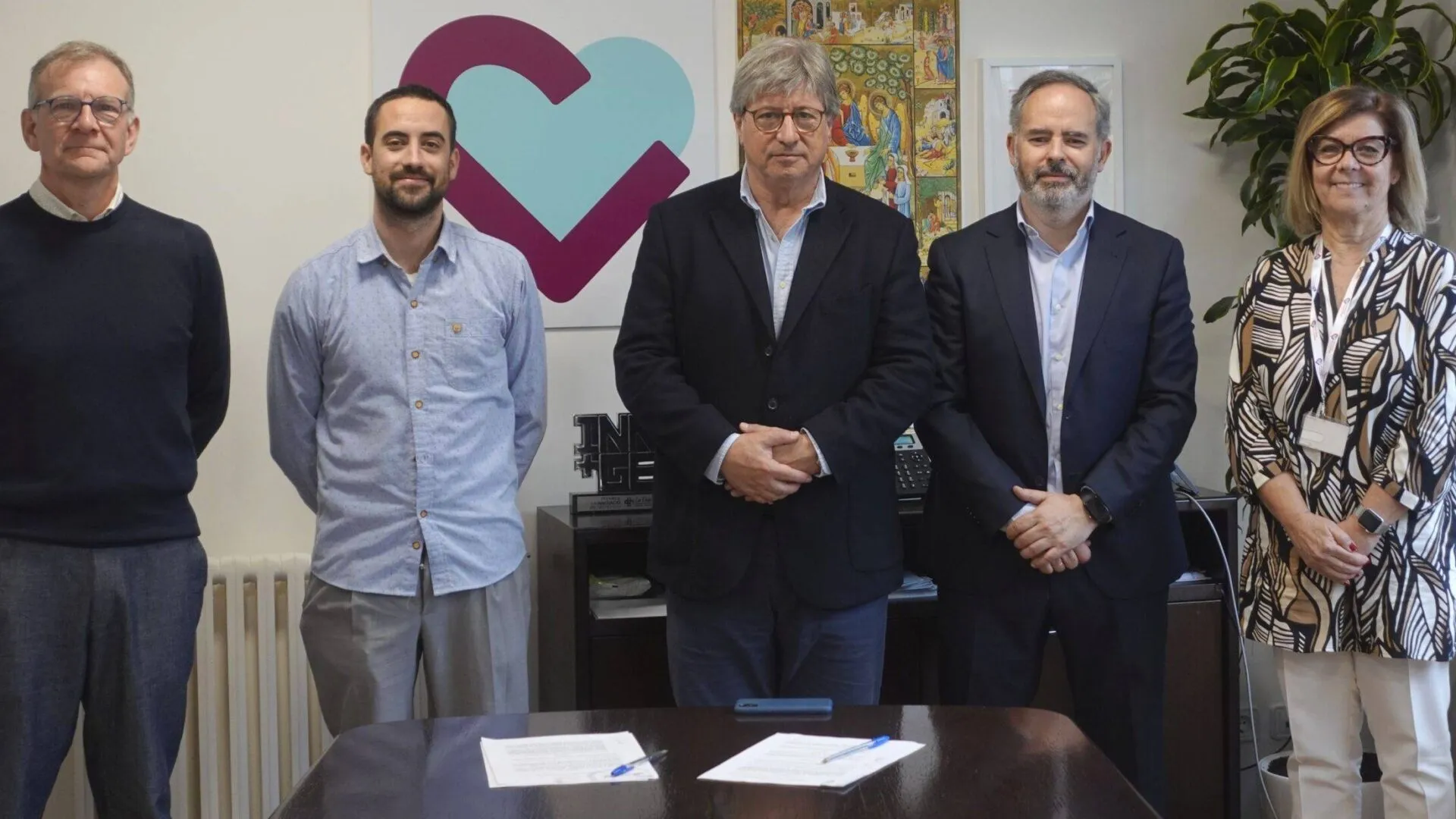 grupo de personas de pie en la firma del acuerdo de Fundación Hospitalarias con el Instituto de Investigación e Innovación Parc Taulí (I3PT)