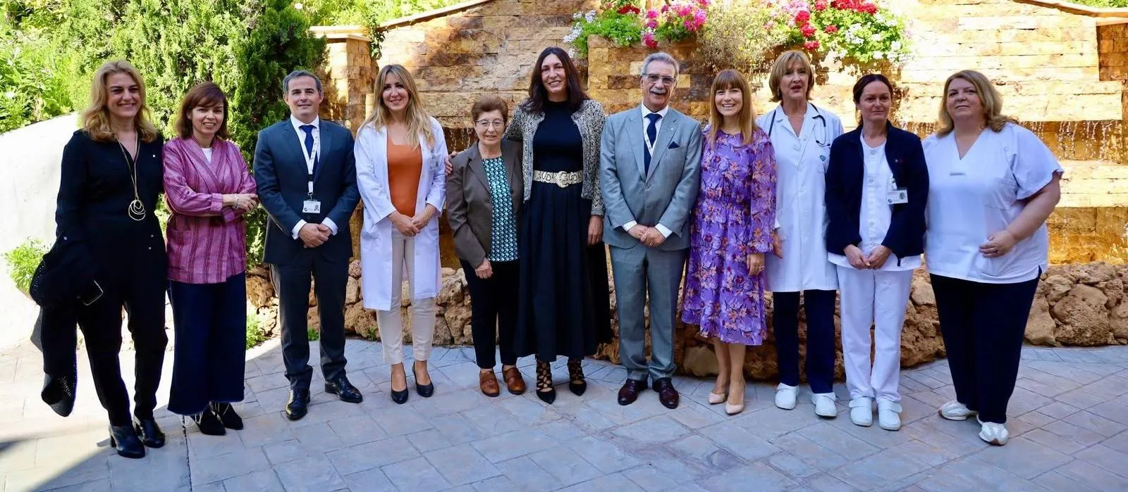 La consejera de Inclusión Social, Juventud, Familias e Igualdad, Loles López, junto a otras representantes del organismo, visitan el Complejo asistencial de Málaga.
