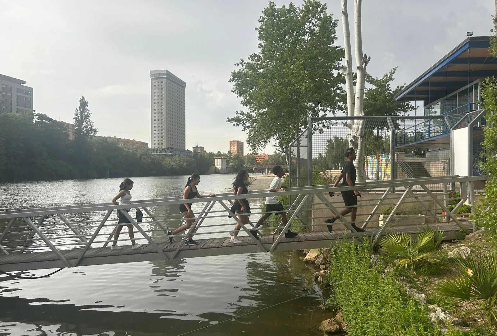 jóvenes refugiados cruzan un puente en valladolid