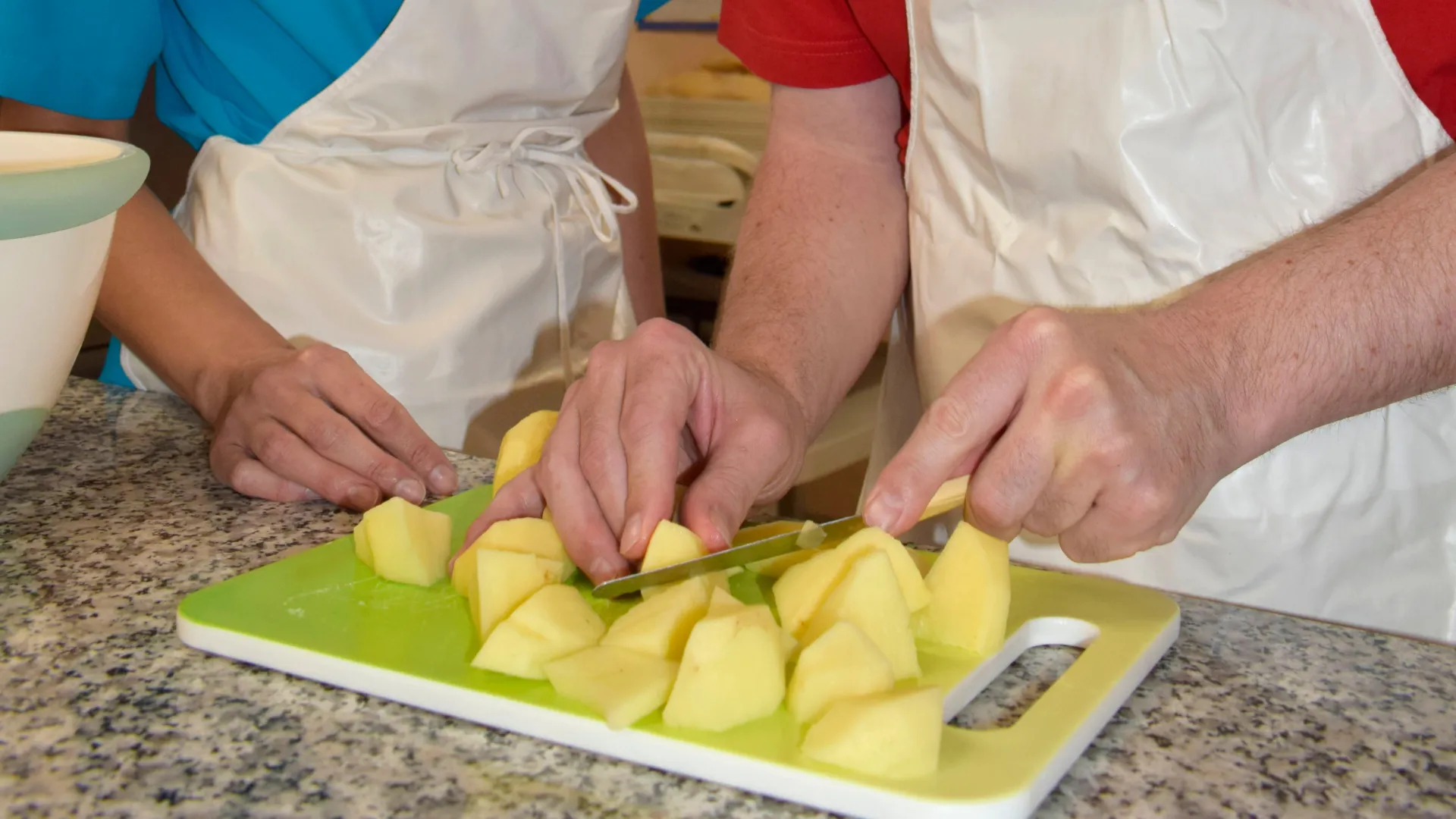 usuario en taller de cocina en Hospitalarias Fundación Purísima Concepción