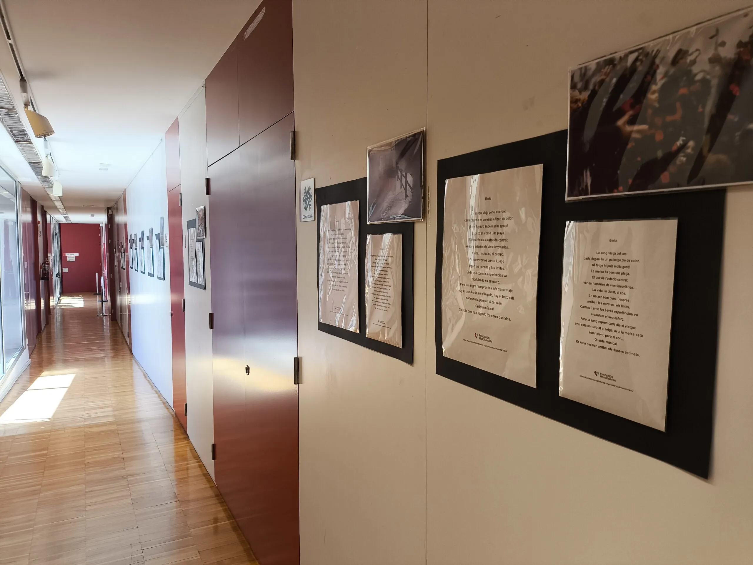 Exposición Poemes Petinats Fundació Hospitàlaries Barcelona Nord