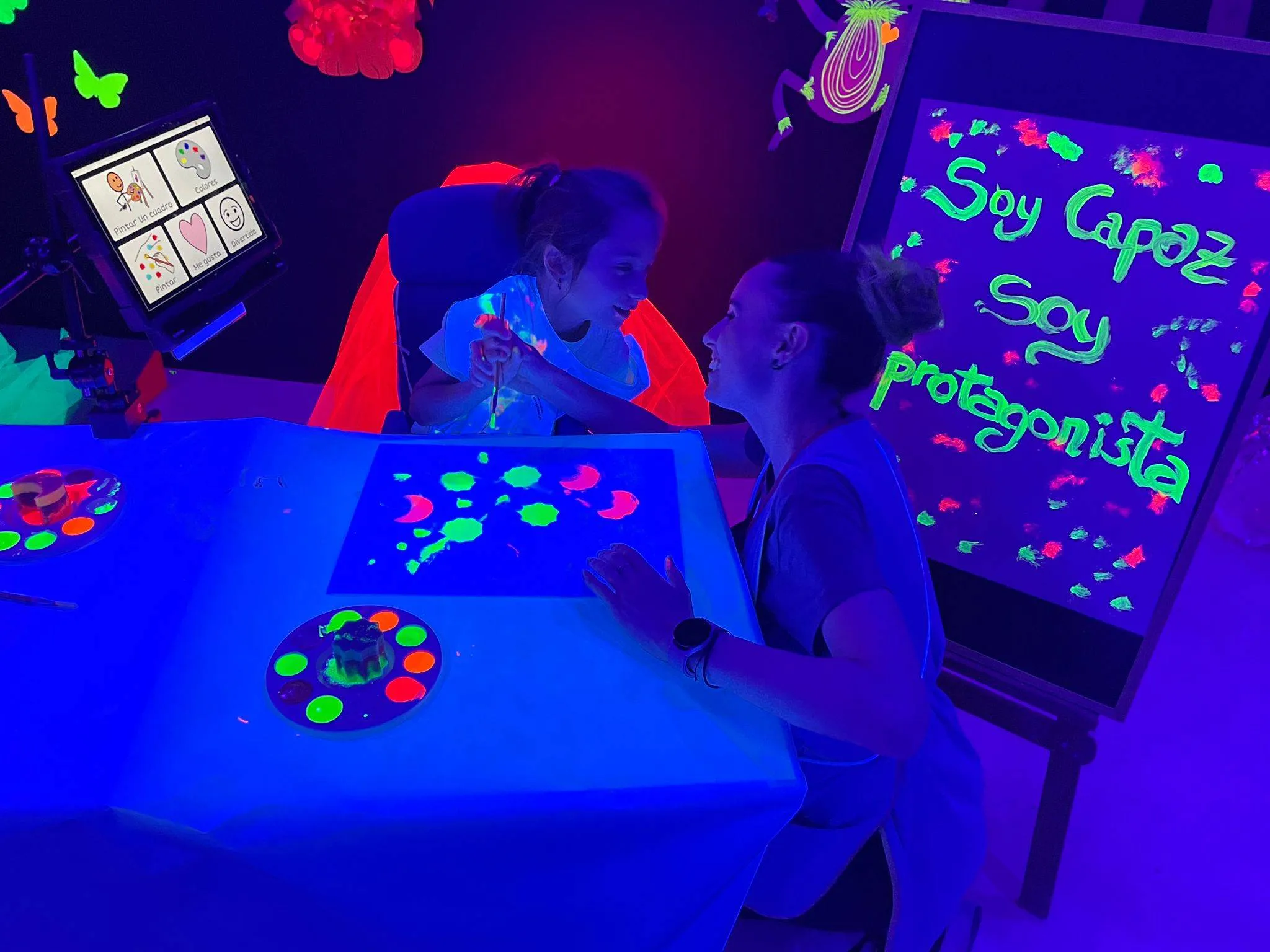 Sala luz negra estimulación de sentidos y creatividad